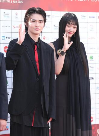 　レッドカーペットで笑顔の（左から）西垣匠、山﨑天（撮影・金田祐二）