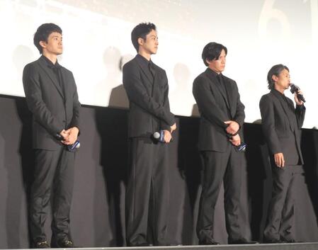　ブラックスーツできめて登場した（左から）池松壮亮、松坂桃李、小栗旬、窪塚洋介
