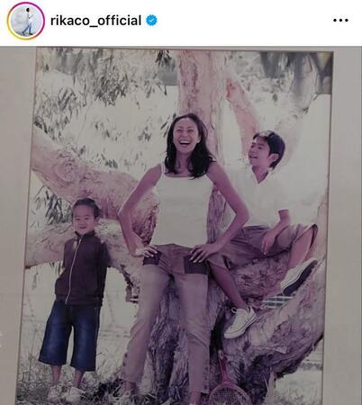 　幼少期の母子ショット。ＲＩＫＡＣＯのインスタグラム＠ｒｉｋａｃｏ＿ｏｆｆｉｃｉａｌより