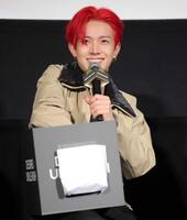 　笑顔で質問箱の質問を選ぶＨＥＥＳＥＵＮＧ（撮影・吉澤敬太）