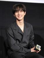 　笑顔を見せるＪＵＮＧＷＯＮ（撮影・吉澤敬太）