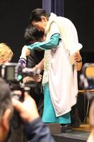 　スタッフに支えられながら階段を降りる東海林のり子