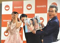 　谷川友梨（左）の写真集に照れ笑いを浮かべる間寛平ＧＭ（右）