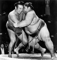 　若島津（左）と対戦する小錦＝１９８４年９月２０日