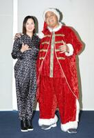 　昨年１２月２３日、妻・千絵さん（左）からの腎移植手術を終え、退院会見した小錦八十吉