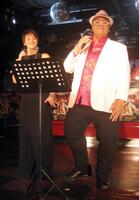 　２０１０年５月、千絵夫人とデュエットする小錦