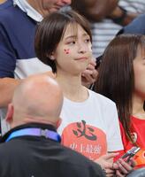 　パリ五輪のバレーボール男子・日本対イタリアを観戦する渡邊渚アナウンサー＝２４年８月