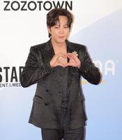 　キラキラスーツで登場したチャン・グンソク（撮影・吉澤敬太）