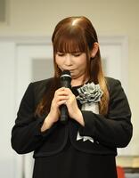 　楳図かずおさんを偲ぶ中川翔子（撮影・金田祐二）