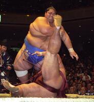 　相手をなぎ倒す現役時代の小錦＝９７年