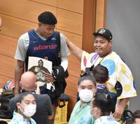 　八村塁（左）を激励する小錦＝２２年９月