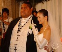 　結婚会見で指輪を披露するＫＯＮＩＳＨＩＫＩと千絵夫人＝０４年６月