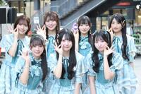 　ポーズを決める（前列左から）Ｒａｉｎ　Ｔｒｅｅの鈴野みお、綾瀬ことり、遠藤莉乃、（後列左から）吉川海未、新野楓果、佐藤莉華、朝宮日向