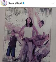　幼少期の母子ショット。ＲＩＫＡＣＯのインスタグラム＠ｒｉｋａｃｏ＿ｏｆｆｉｃｉａｌより