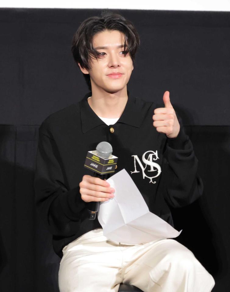 　質問が書かれた紙を手にサムアップポーズを見せるＪＡＫＥ（撮影・吉澤敬太）