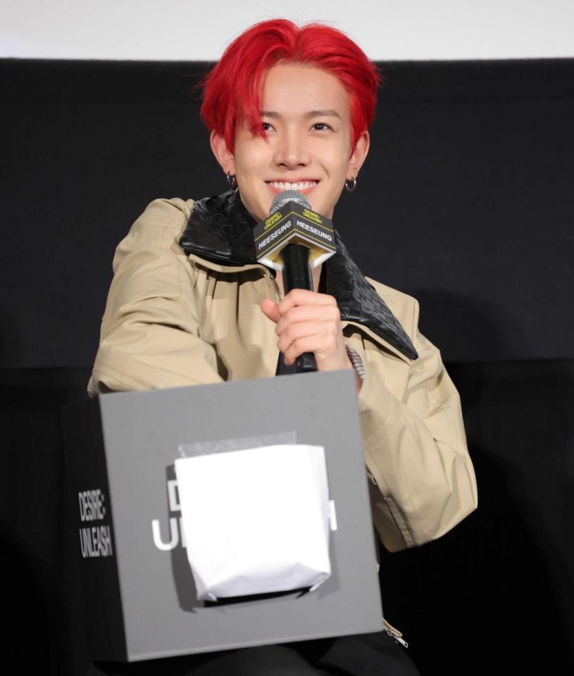 　笑顔で質問箱の質問を選ぶＨＥＥＳＥＵＮＧ（撮影・吉澤敬太）