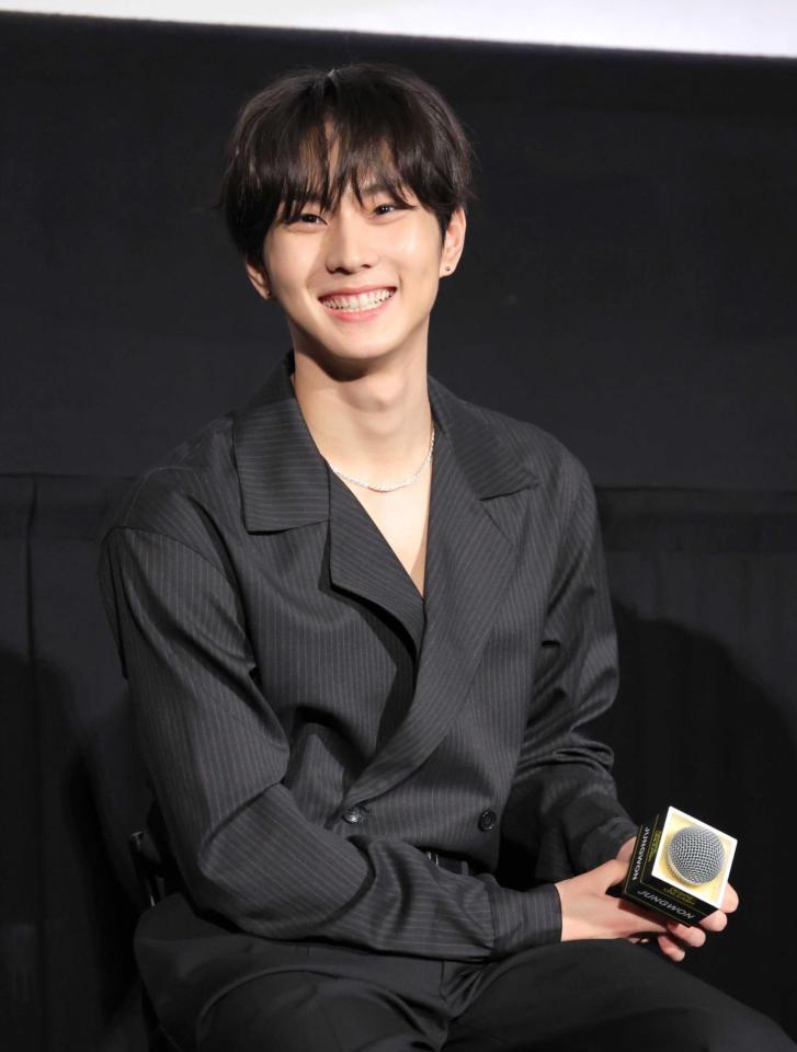 　笑顔を見せるＪＵＮＧＷＯＮ（撮影・吉澤敬太）