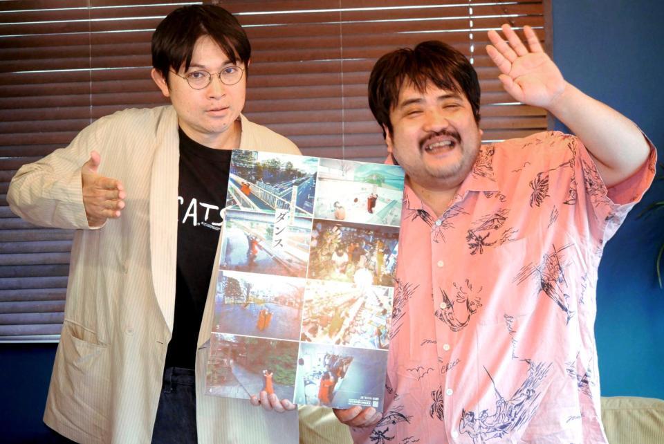 　撮影に応じた空気階段の水川かたまり（左）と鈴木もぐら