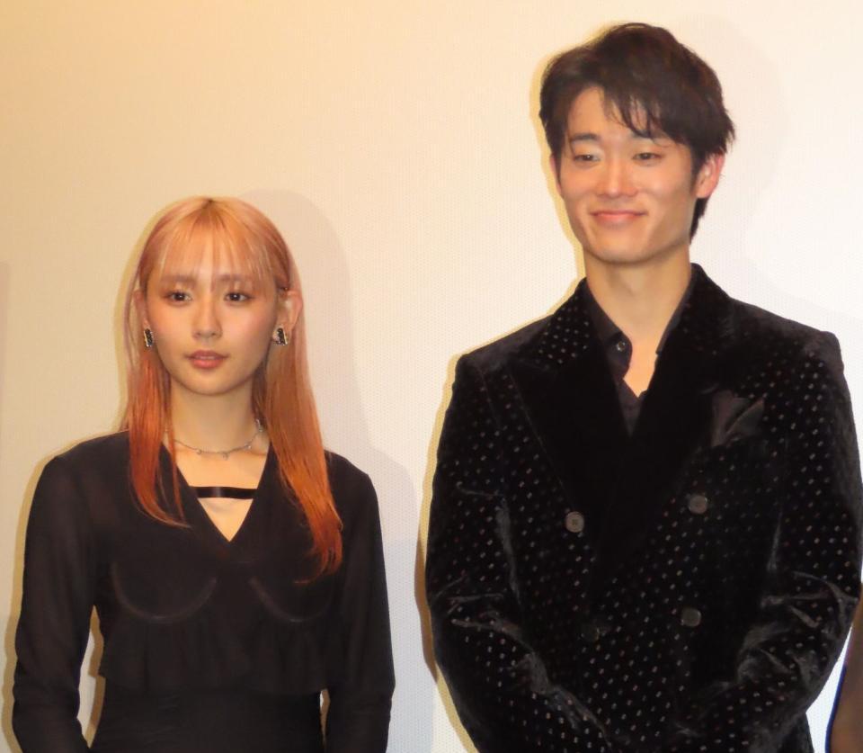 　完成披露試写会に出席した（左から）浅川梨奈、三浦獠太