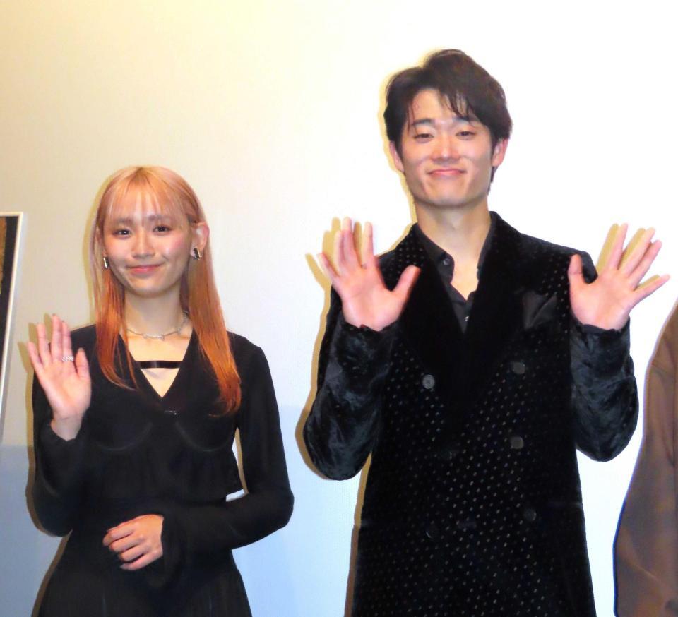 　完成披露試写会に出席した（左から）浅川梨奈、三浦獠太