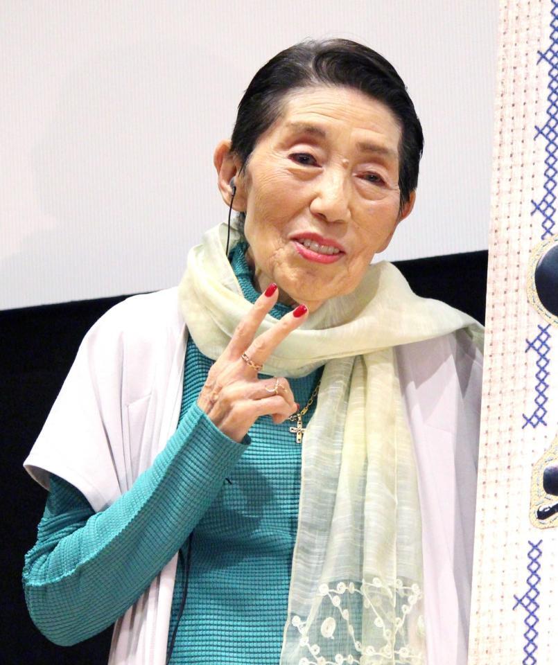 　ポーズを決める東海林のり子