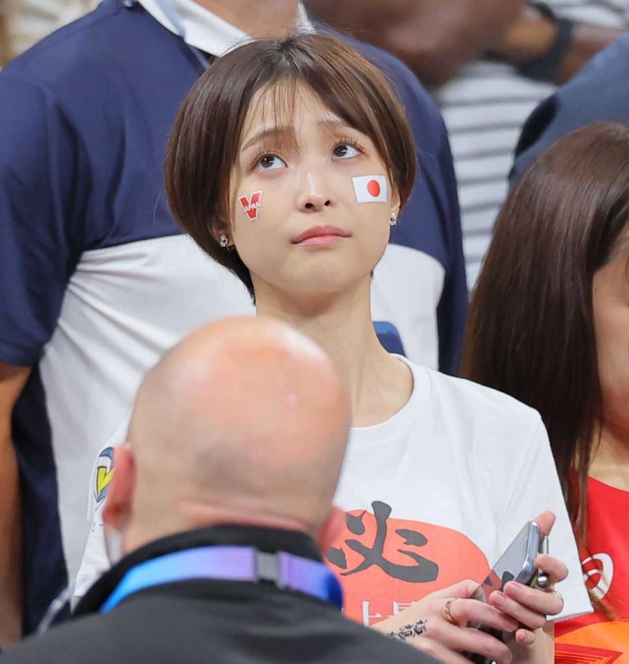 　パリ五輪のバレーボール男子・日本対イタリアを観戦する渡邊渚アナウンサー＝２４年８月