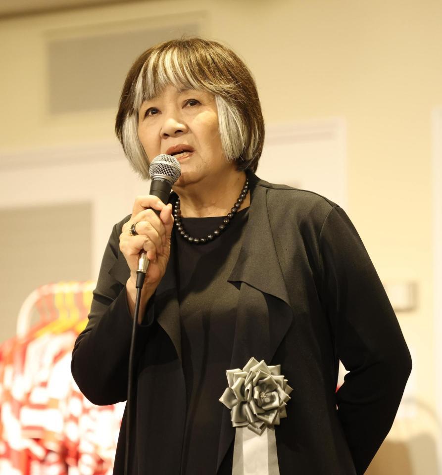 　楳図かずおさんを偲ぶ里中満智子氏（撮影・金田祐二）