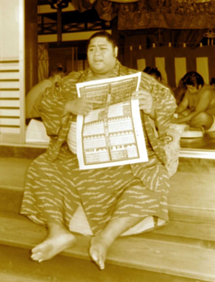 　番付を手に自分のしこ名をアピールする新大関小錦＝１９８７年６月２２日