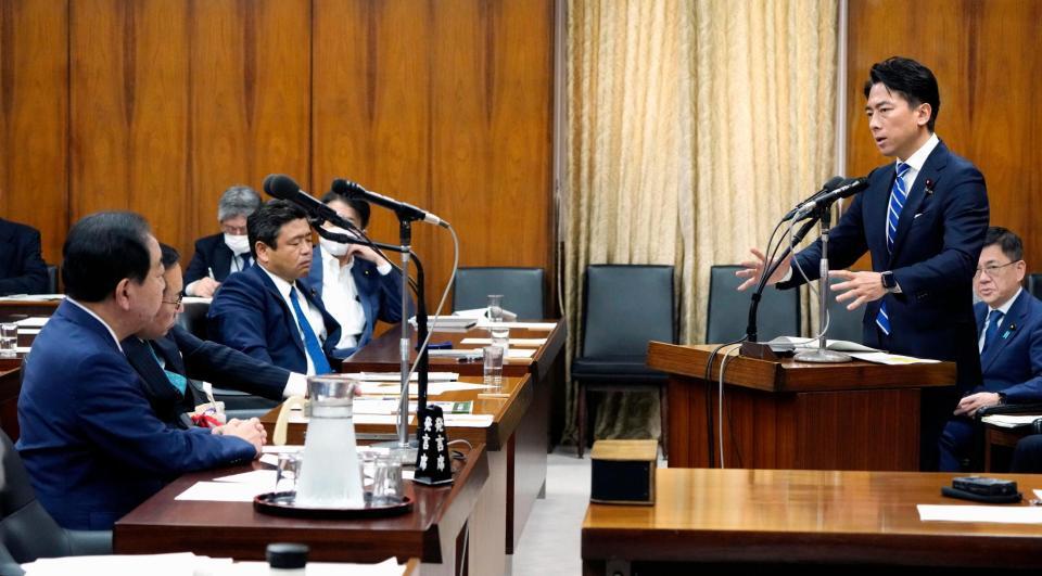 　衆院農林水産委で立憲民主党の野田代表（左）の質問に答弁する小泉農相