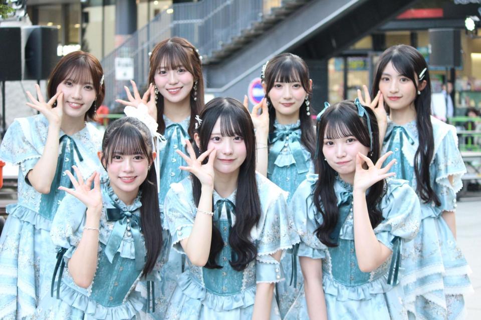　ポーズを決める（前列左から）Ｒａｉｎ　Ｔｒｅｅの鈴野みお、綾瀬ことり、遠藤莉乃、（後列左から）吉川海未、新野楓果、佐藤莉華、朝宮日向