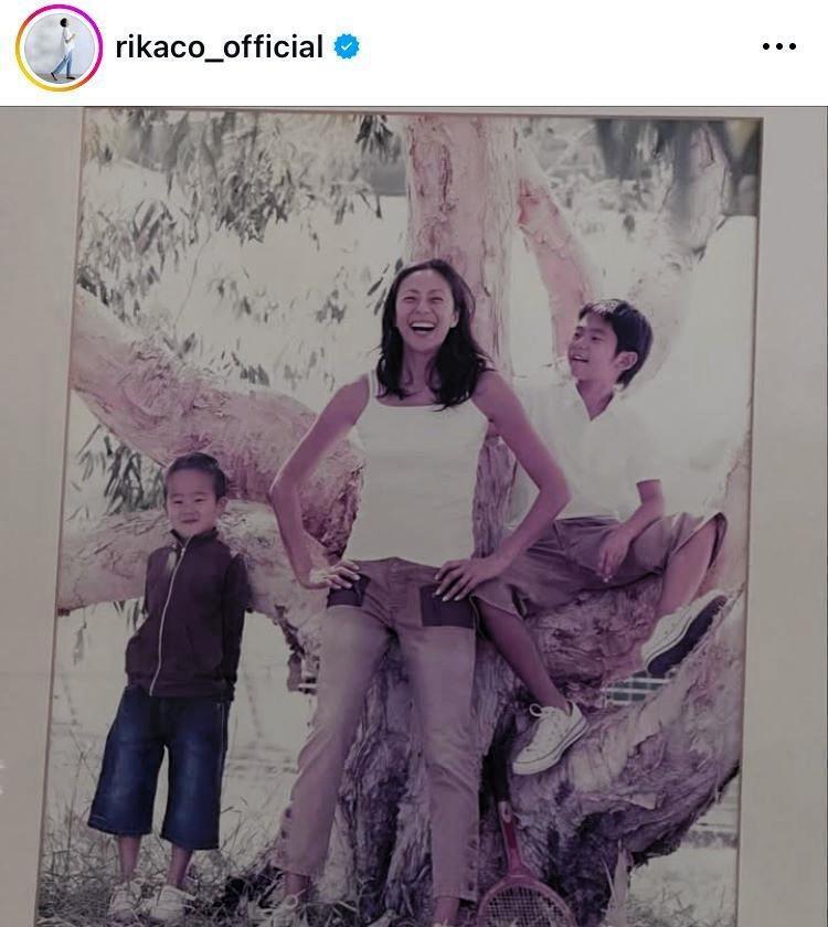 　幼少期の母子ショット。ＲＩＫＡＣＯのインスタグラム＠ｒｉｋａｃｏ＿ｏｆｆｉｃｉａｌより