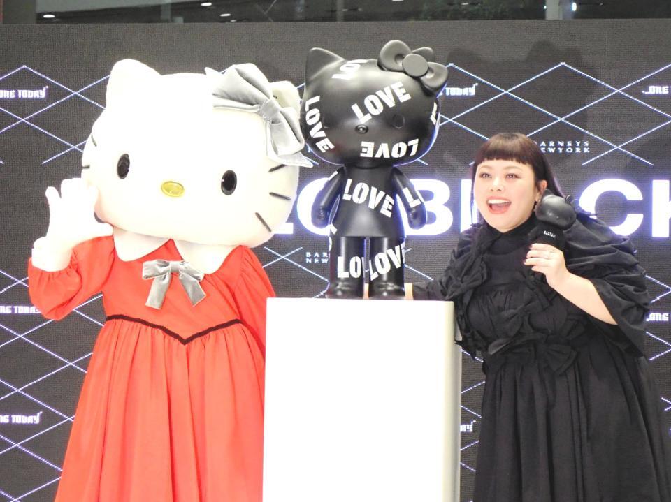 　キティちゃんのブラックシリーズを挟む渡辺直美（右）とキティちゃん