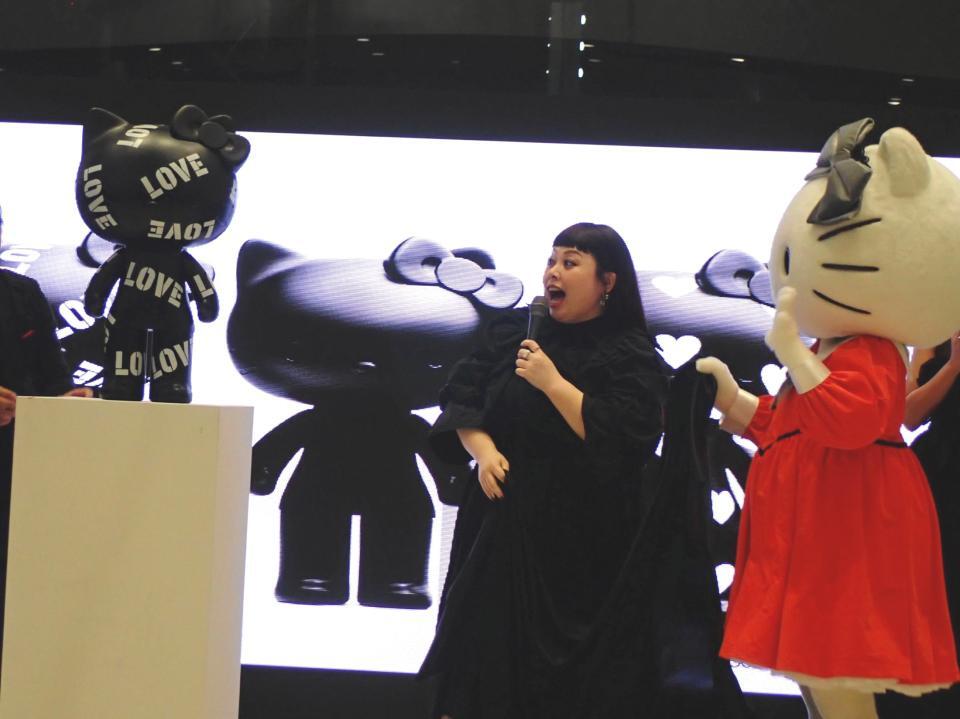 　巨大なキティちゃんのブラックシリーズを見て驚く渡辺直美（左）とキティちゃん