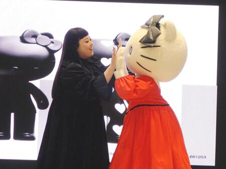 　キティちゃんと手を合わせる渡辺直美