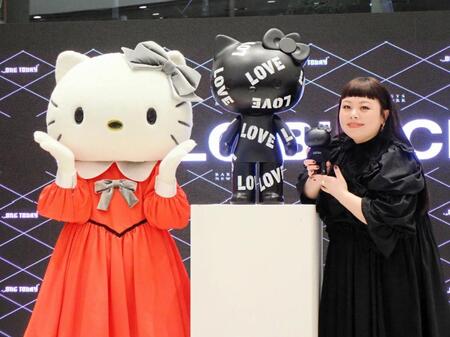 　キティちゃんのブラックシリーズを挟む渡辺直美（右）とキティちゃん