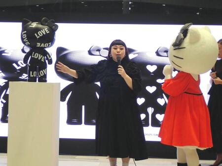 　巨大なキティちゃんのブラックシリーズを見て驚く渡辺直美（左）とキティちゃん