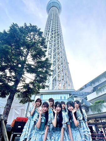 　東京スカイツリーの前でポーズを決める（前列左から）Ｒａｉｎ　Ｔｒｅｅの鈴野みお、綾瀬ことり、遠藤莉乃、（後列左から）吉川海未、新野楓果、佐藤莉華、朝宮日向