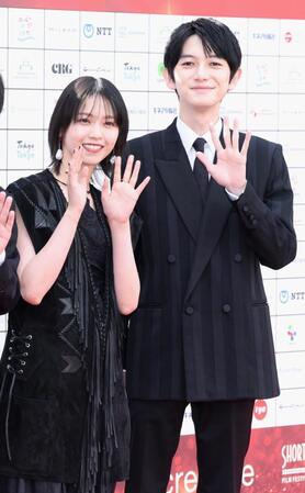 　レッドカーペットで笑顔の西野七瀬と本郷奏多（撮影・金田祐二）