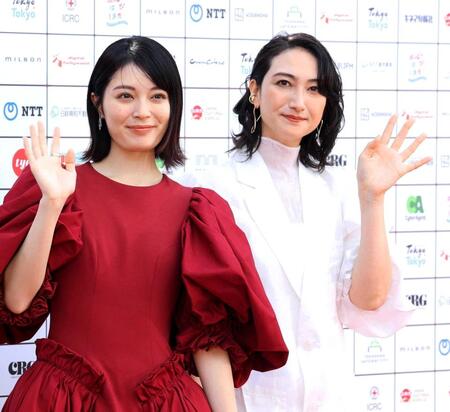 　レッドカーペットに登場した吉田美月喜（左）と香椎由宇