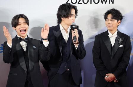 　「緊張のため原は欠席です」と言うｔｉｍｅｌｅｓｚの菊池風磨（中央）と大笑いする松島聡（左）と佐藤勝利（撮影・吉澤敬太）