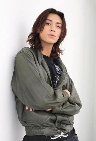 　仕事も身長も伸び盛りなＰＳＹＣＨＩＣ　ＦＥＶＥＲ・ＷＥＥＳＡ（撮影・佐々木彰尚）