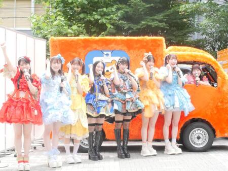 　イベントに出席した（左から）ＣＵＴＩＥ　ＳＴＲＥＥＴの佐野愛花、梅田みゆ、ＳＷＥＥＴ　ＳＴＥＡＤＹの山内咲奈、ＣＡＮＤＹ　ＴＵＮＥの桐原美月、福山梨乃、ＦＲＵＩＴＳ　ＺＩＰＰＥＲの鎮西寿々歌、真中まなＳＷＥＥＴ-の白石まゆみ