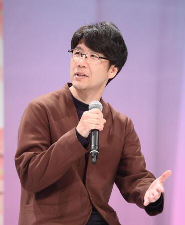 　記者の質問に答える脚本家の櫻井剛氏（撮影・西田忠信）