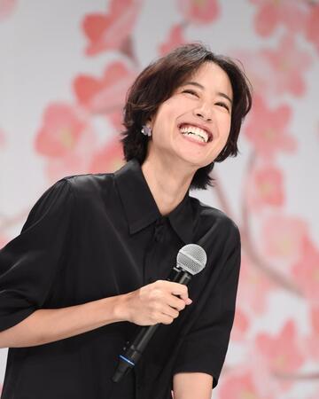 　記者の質問に笑顔を見せる石橋静河（撮影・西田忠信）