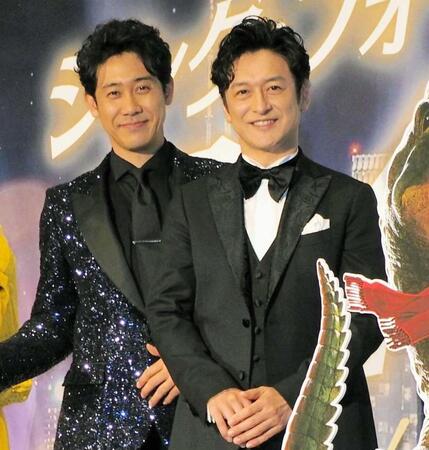 　石丸幹二。左は大泉洋（２３年３月）