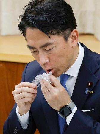 　備蓄米の試食会に参加し、おにぎりを口にする小泉農相