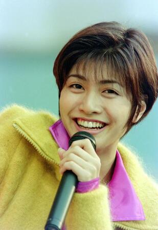 　１９９４年１１月、コンサートで歌う内田有紀＝大阪市内