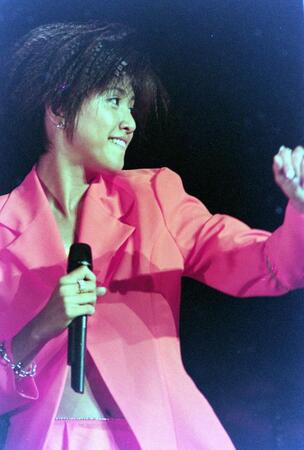 　９６年５月、コンサートで歌う内田有紀＝神戸市内