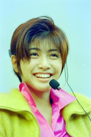 　１９９４年１１月、ライブを行った内田有紀＝大阪城野外音楽堂