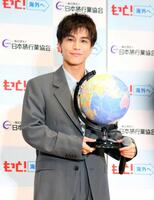 　地球儀を持つ岩田剛典